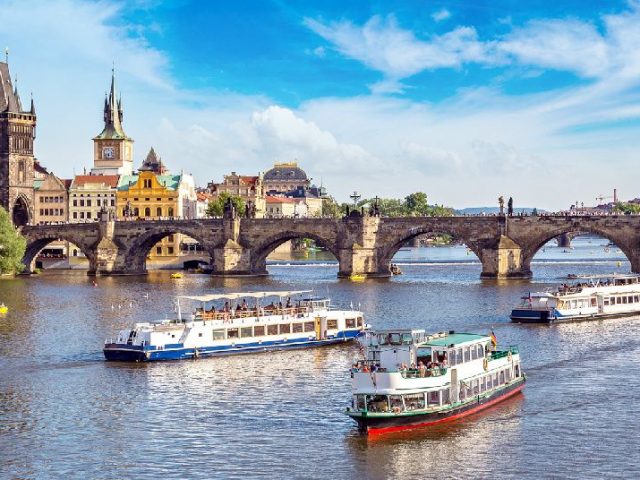 Prague Full-Day Sightseeing Tour with Cruise and Lunch